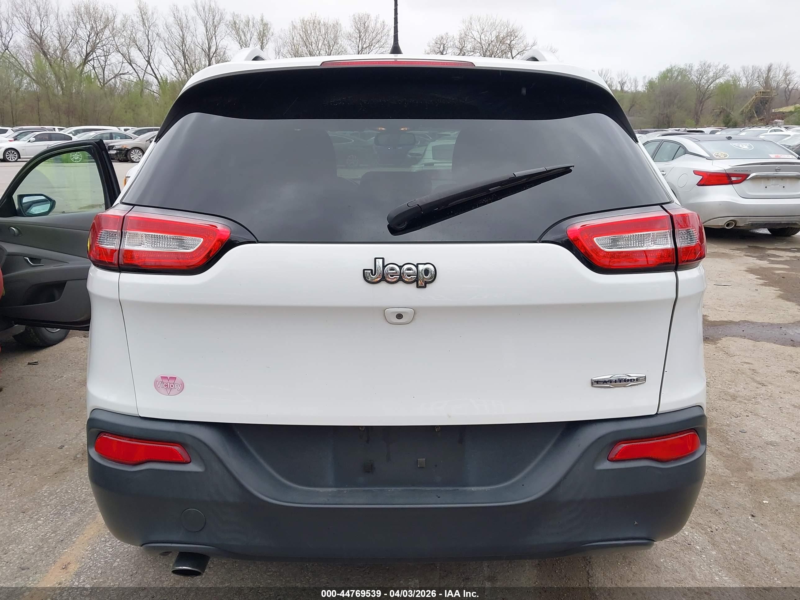2017 Jeep Cherokee Latitude Fwd White vin: 1C4PJLCB2HD239726