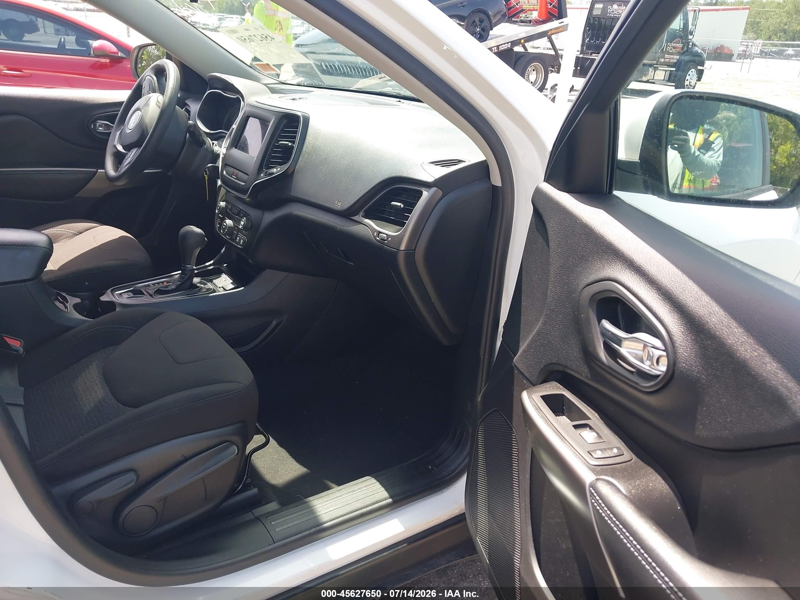 2020 Jeep Cherokee Latitude Fwd White vin: 1C4PJLCB2LD511488