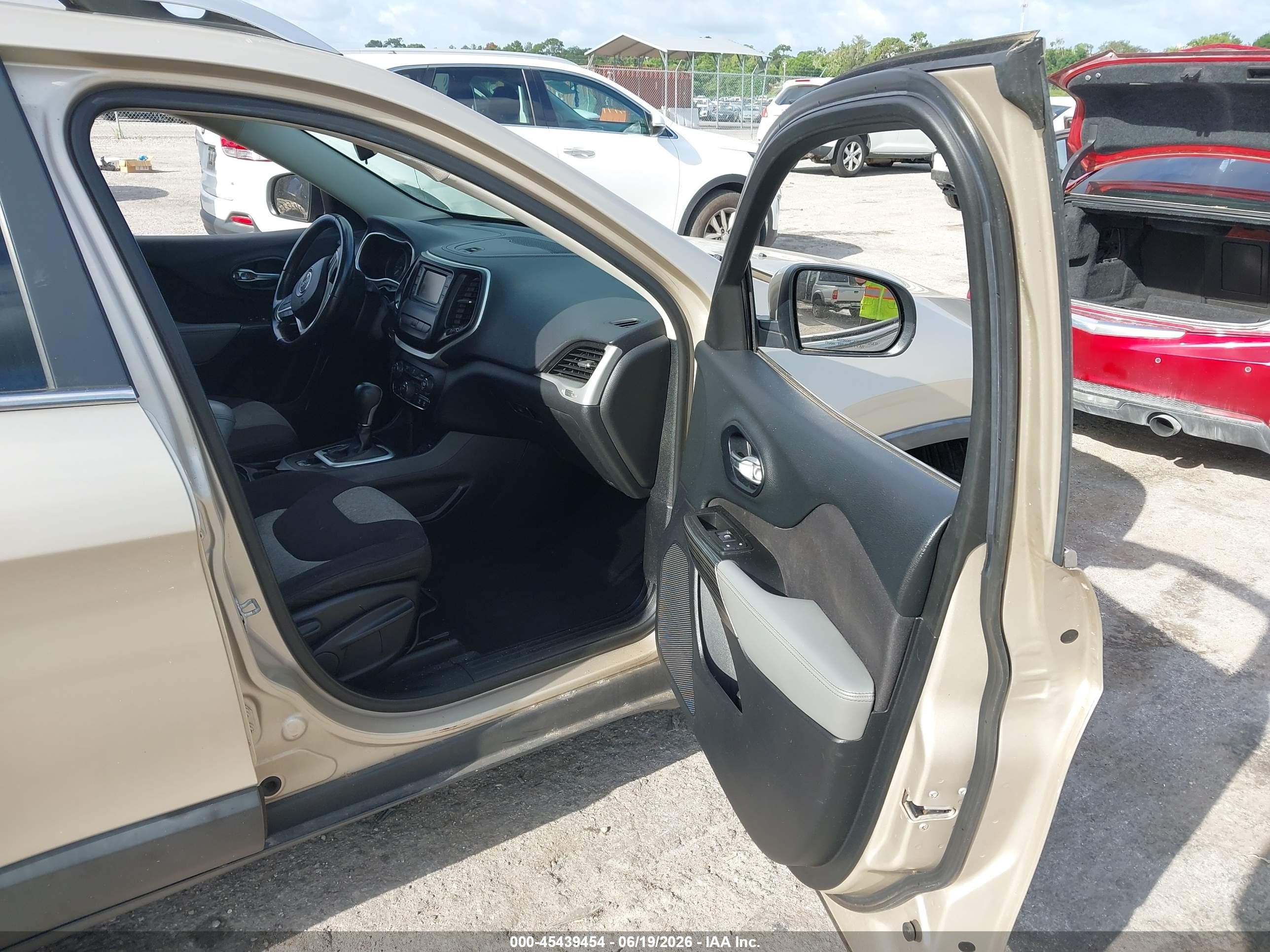 2014 Jeep Cherokee Latitude Beige vin: 1C4PJLCB3EW225639