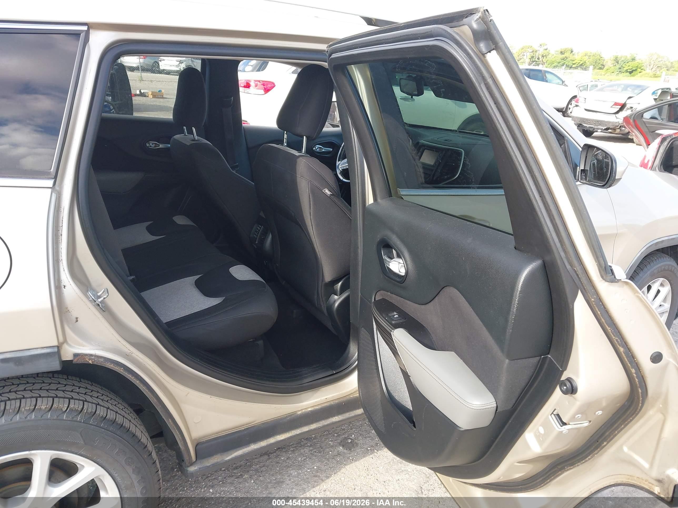 2014 Jeep Cherokee Latitude Beige vin: 1C4PJLCB3EW225639