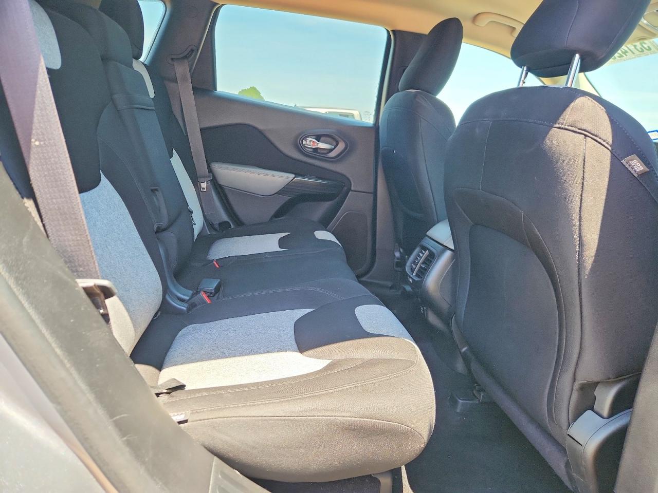 2014 Jeep Cherokee Latitude Серебряный vin: 1C4PJLCB3EW299322