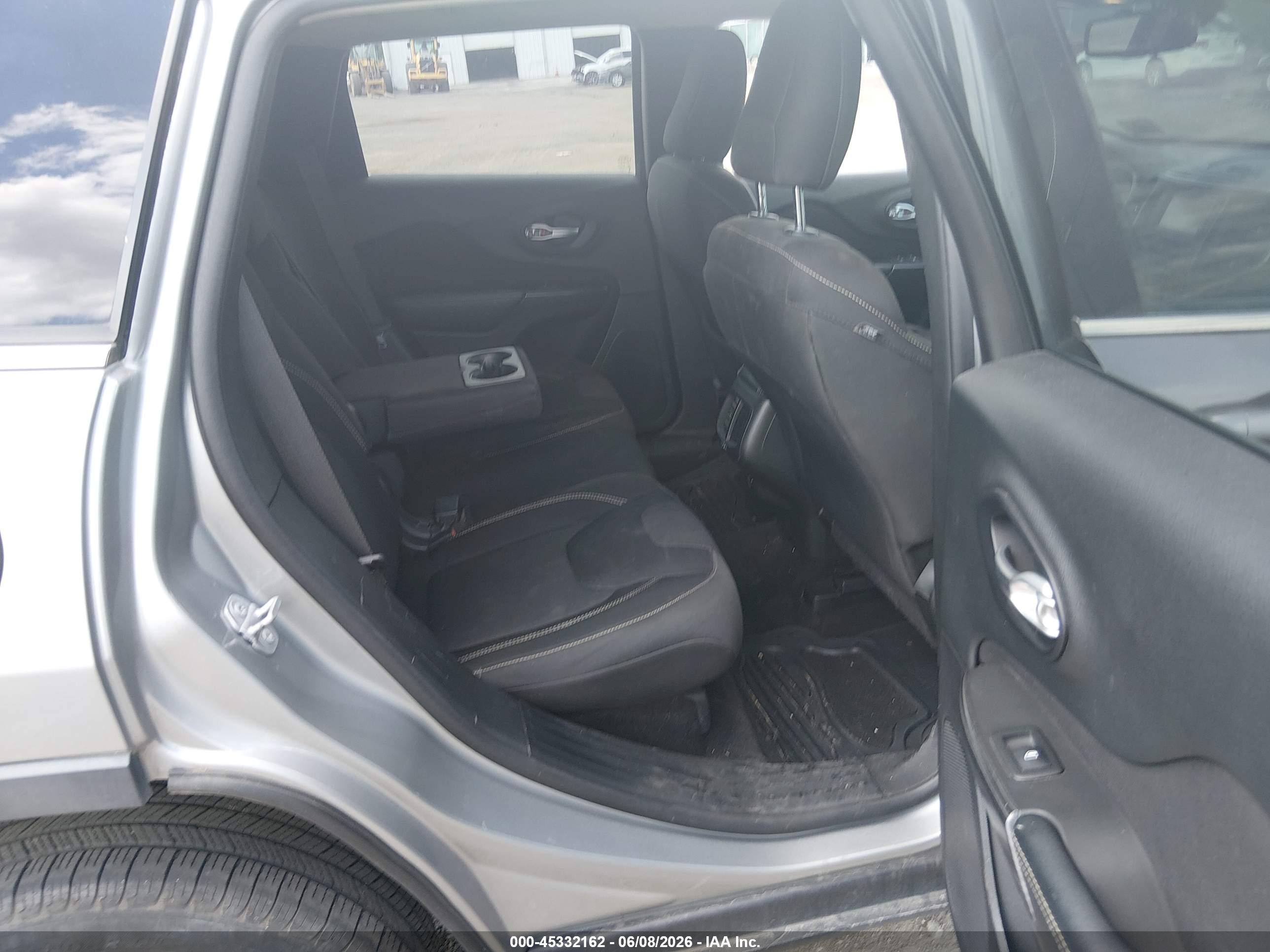 2015 Jeep Cherokee Latitude Gray vin: 1C4PJLCB3FW578805