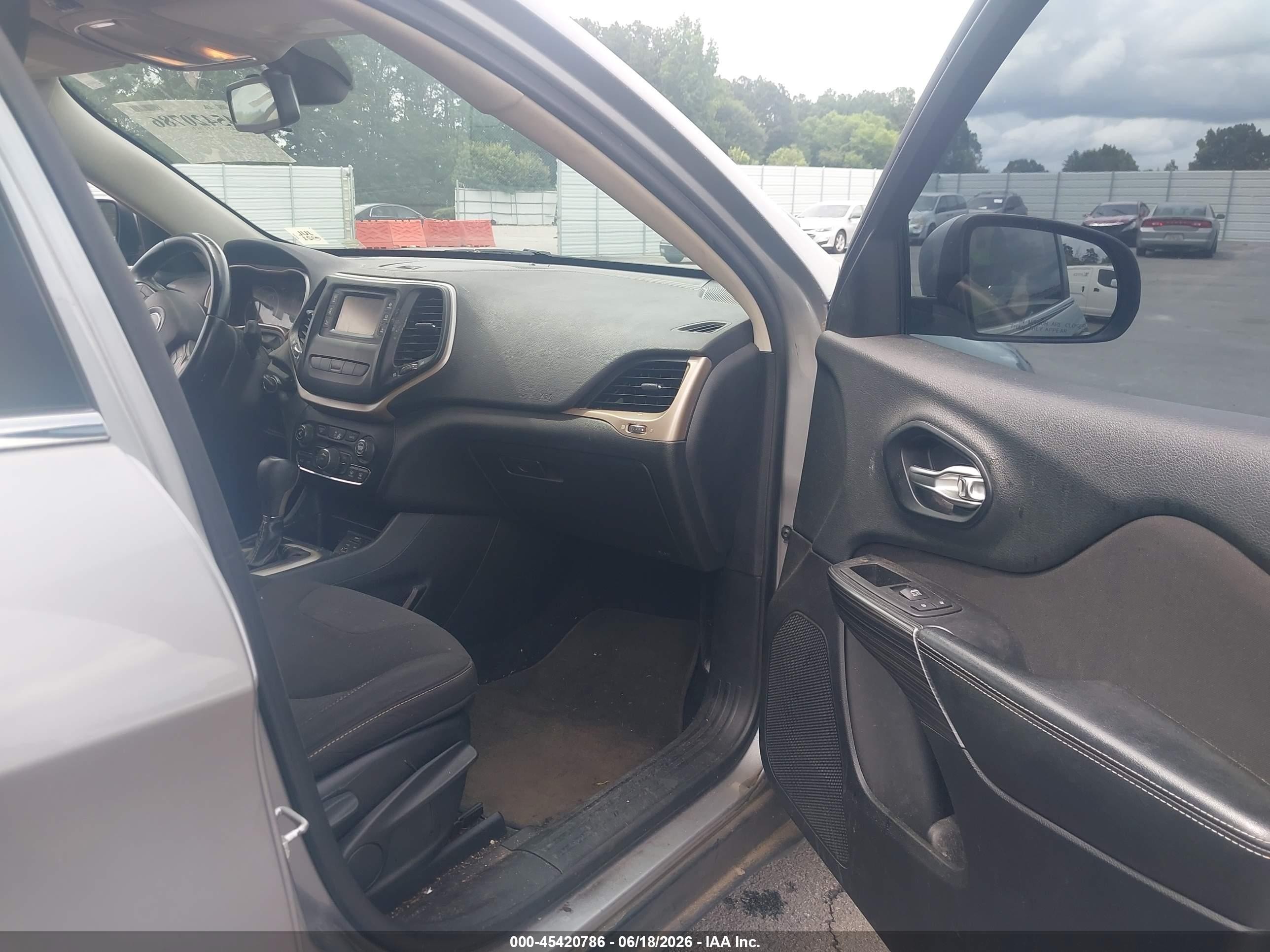 2015 Jeep Cherokee Latitude Gray vin: 1C4PJLCB3FW627629