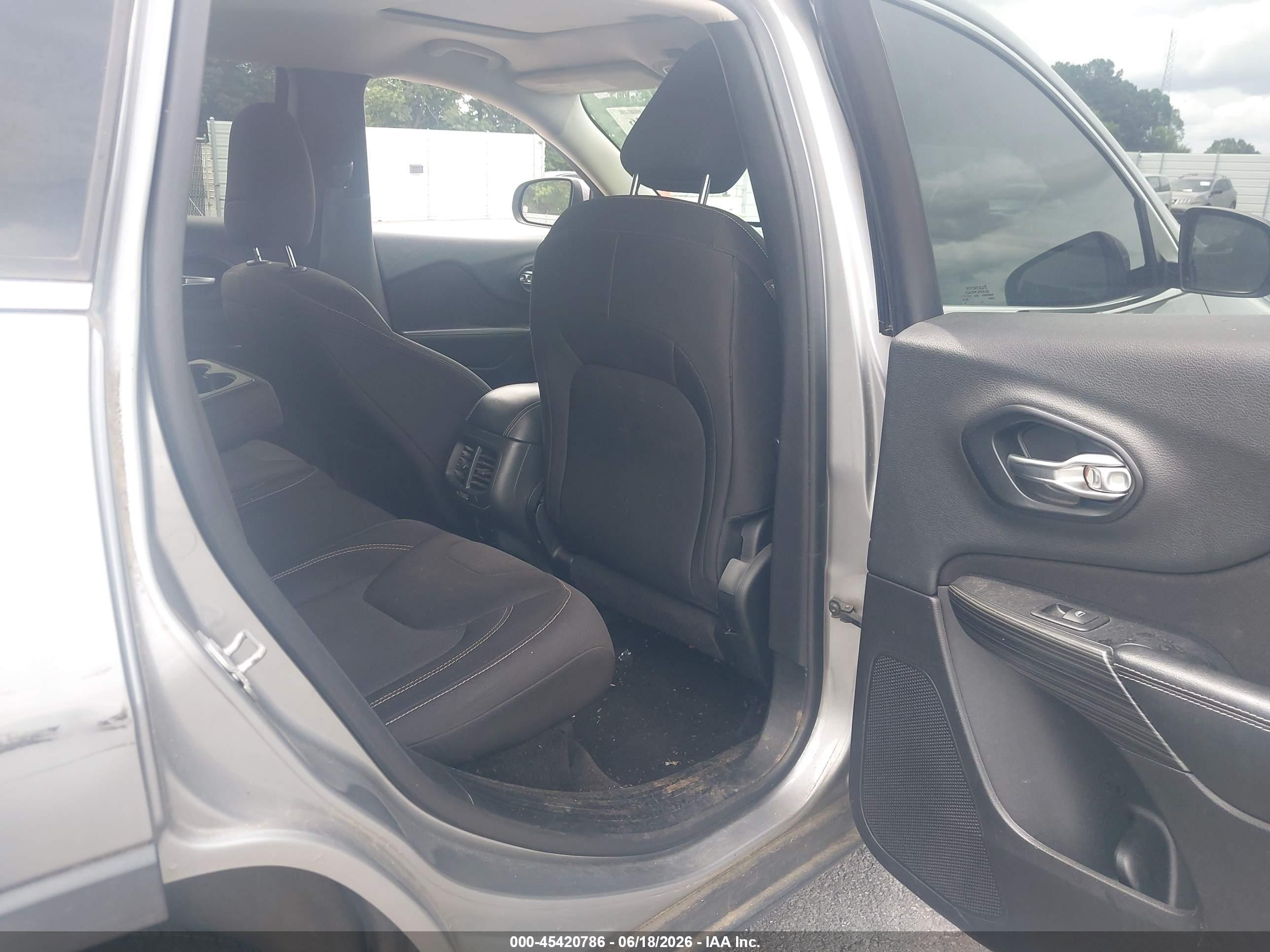 2015 Jeep Cherokee Latitude Gray vin: 1C4PJLCB3FW627629