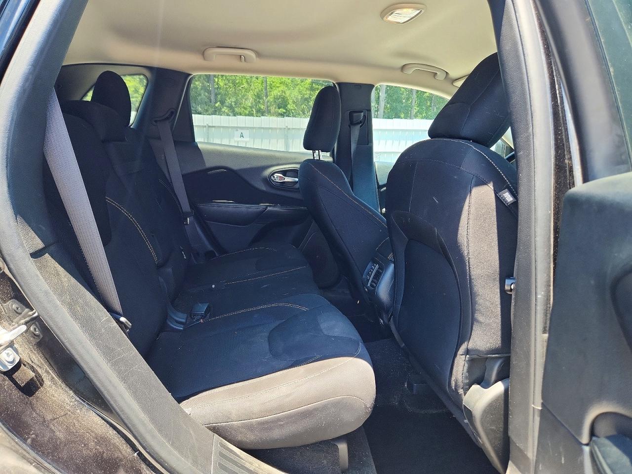 2015 Jeep Cherokee Latitude Black vin: 1C4PJLCB3FW761136