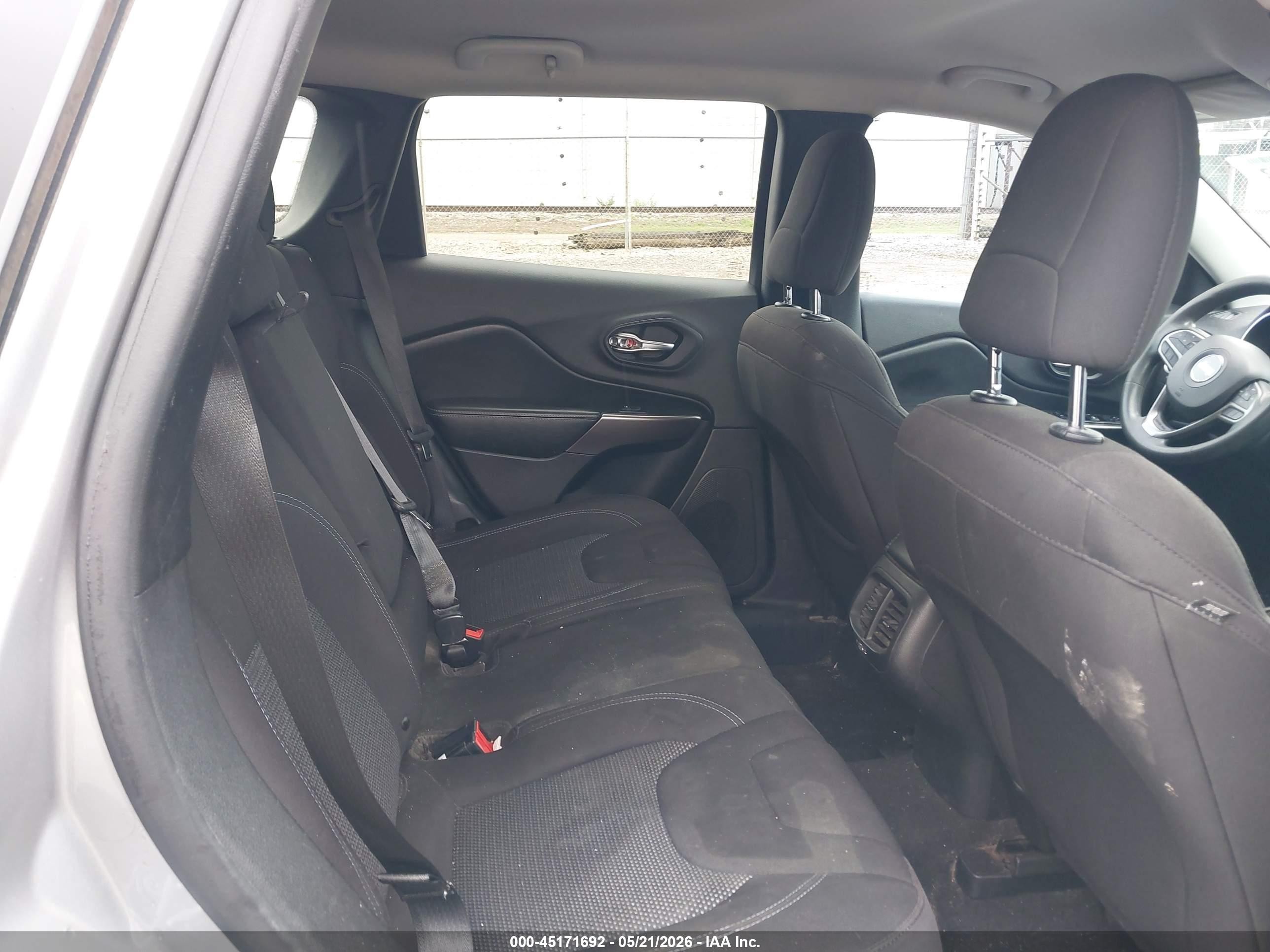 2019 Jeep Cherokee Latitude Fwd Gray vin: 1C4PJLCB3KD427999