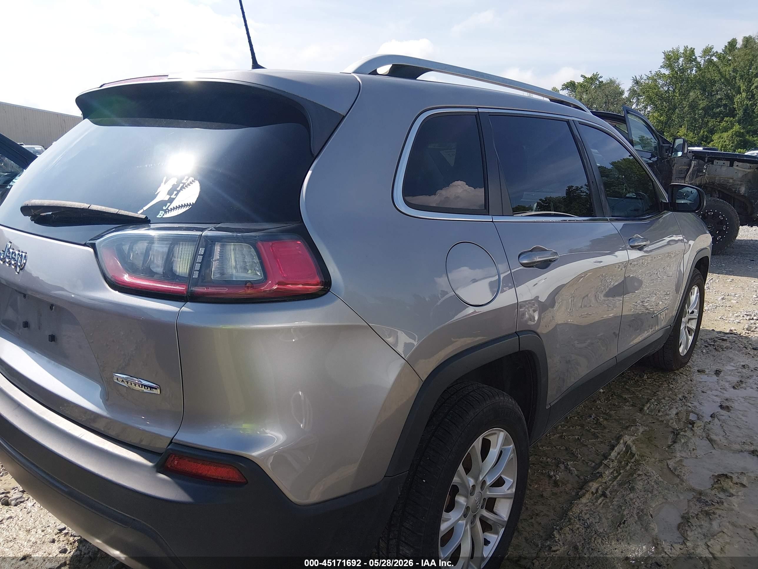 2019 Jeep Cherokee Latitude Fwd Gray vin: 1C4PJLCB3KD427999