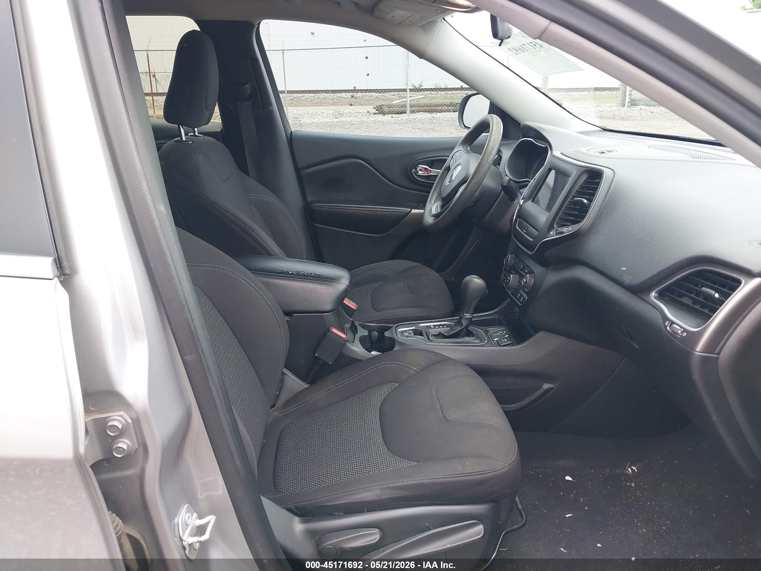 2019 Jeep Cherokee Latitude Fwd Gray vin: 1C4PJLCB3KD427999