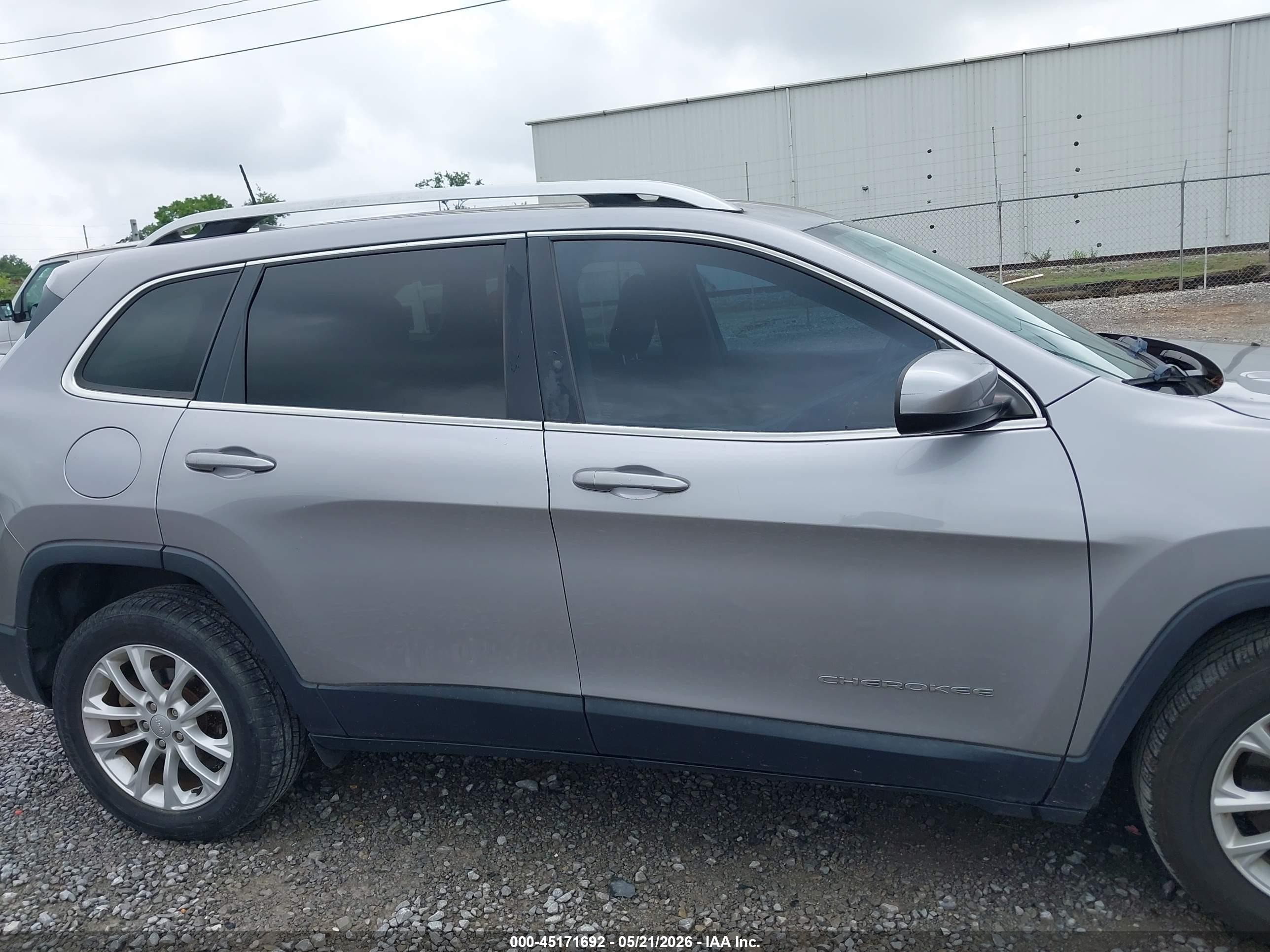 2019 Jeep Cherokee Latitude Fwd Gray vin: 1C4PJLCB3KD427999