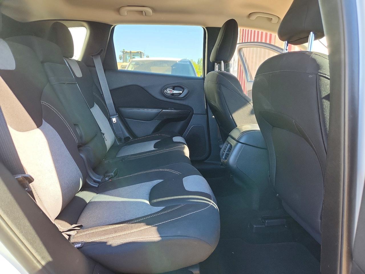 2014 Jeep Cherokee Latitude White vin: 1C4PJLCB4EW217002