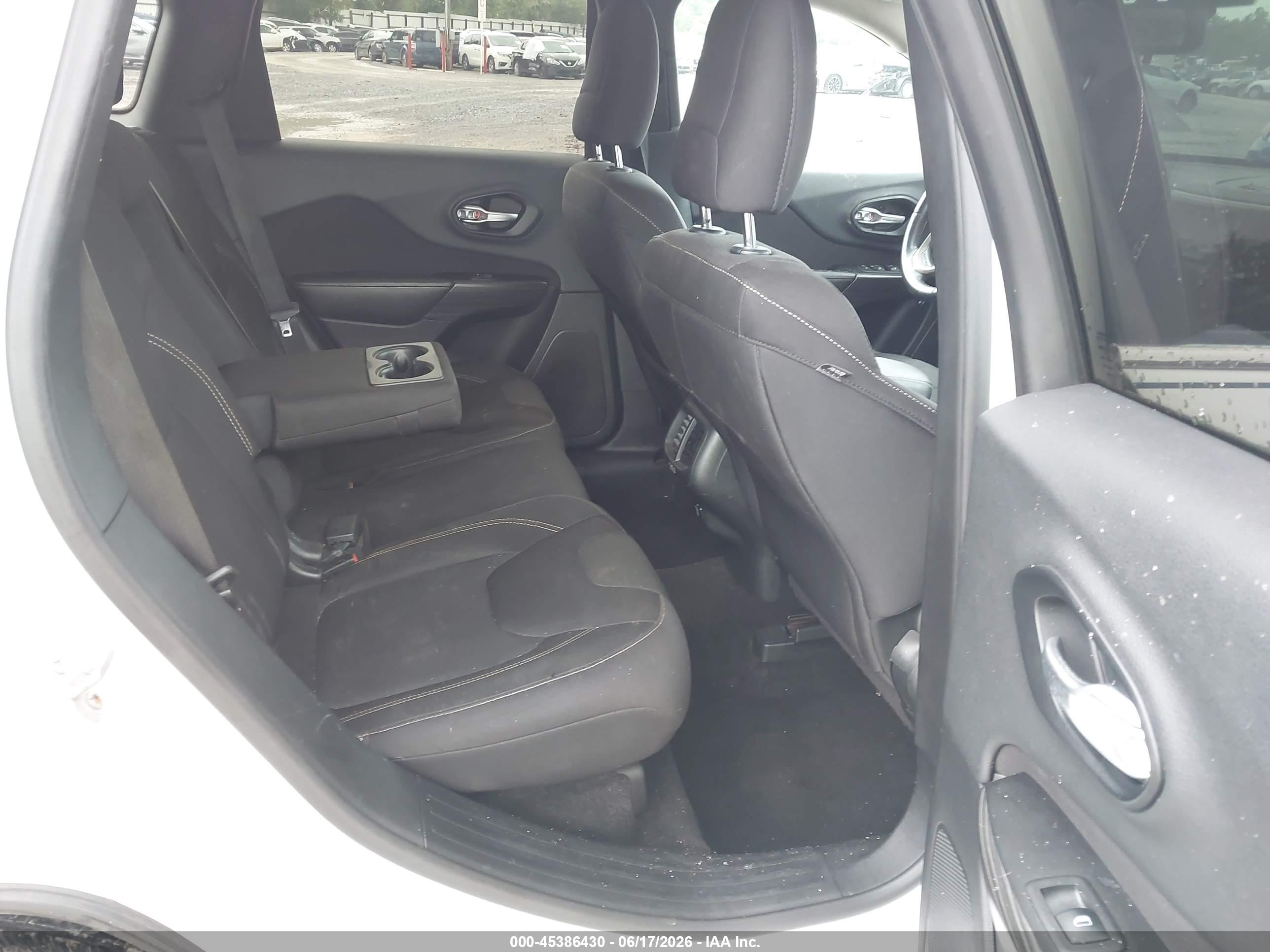 2015 Jeep Cherokee Latitude White vin: 1C4PJLCB4FW578697