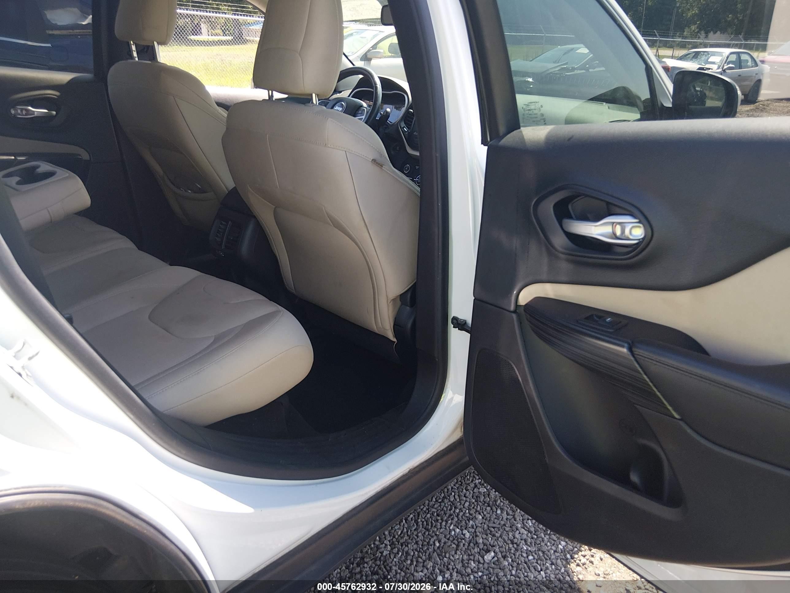 2015 Jeep Cherokee Latitude White vin: 1C4PJLCB4FW628000