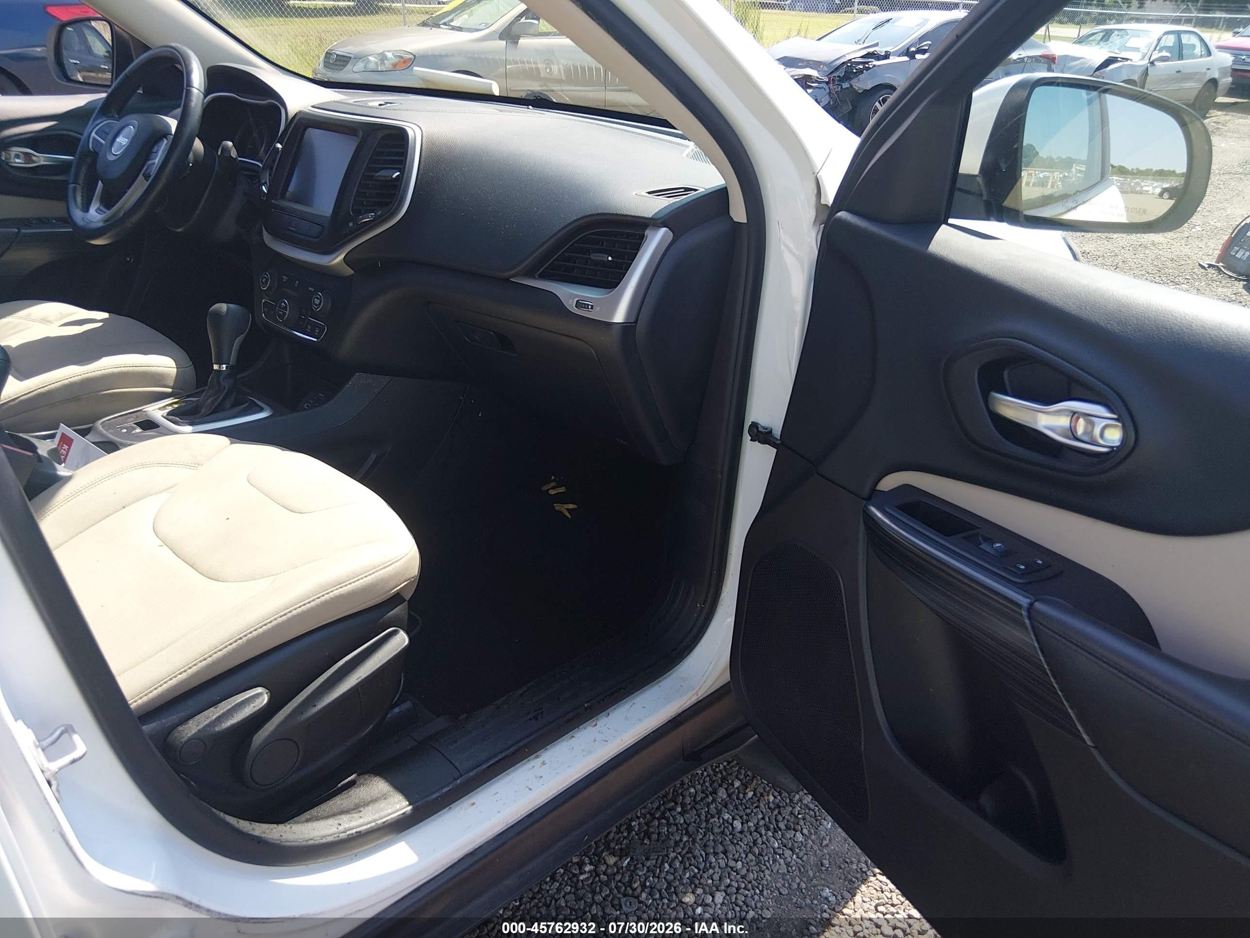 2015 Jeep Cherokee Latitude White vin: 1C4PJLCB4FW628000