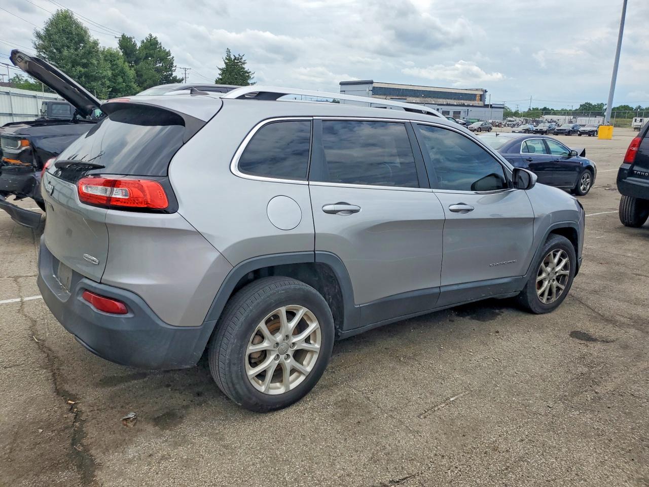 2015 Jeep Cherokee Latitude Silver vin: 1C4PJLCB4FW699956