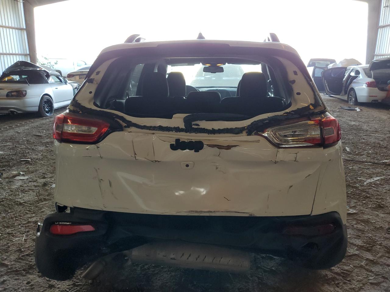2015 Jeep Cherokee Latitude White vin: 1C4PJLCB4FW723446