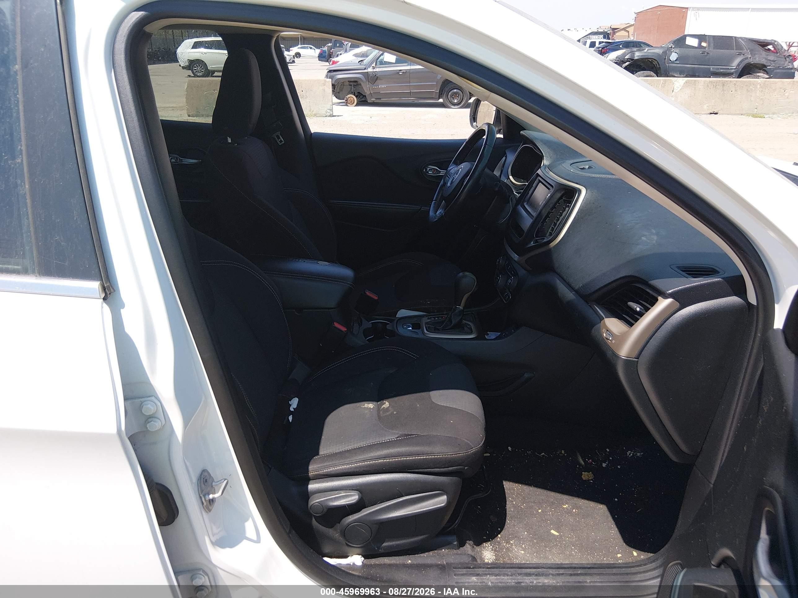 2015 Jeep Cherokee Latitude White vin: 1C4PJLCB4FW741591