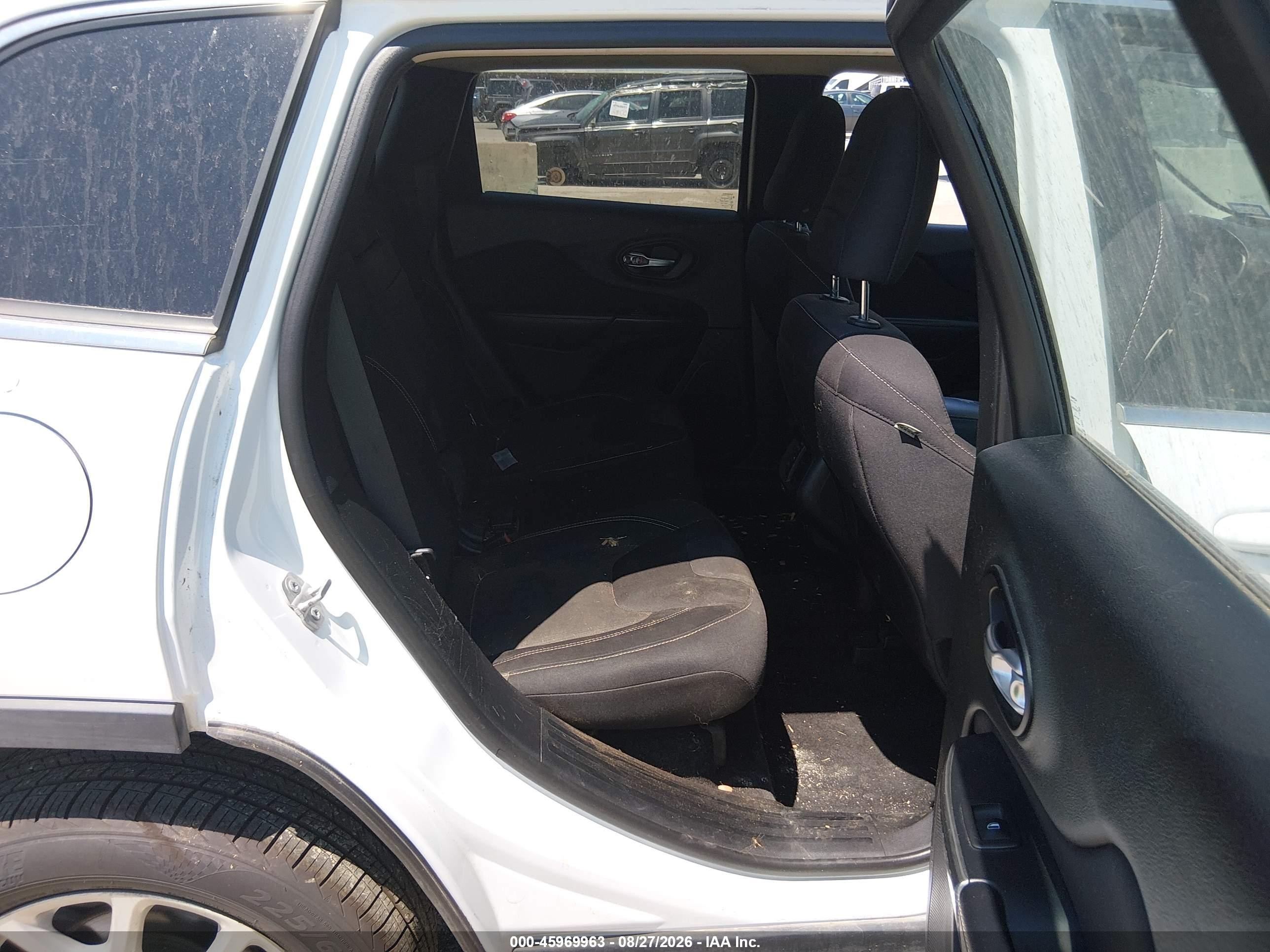 2015 Jeep Cherokee Latitude White vin: 1C4PJLCB4FW741591