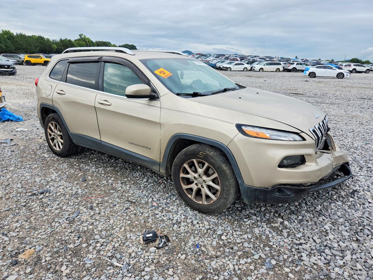 2015 Jeep Cherokee Latitude Gold vin: 1C4PJLCB4FW742546