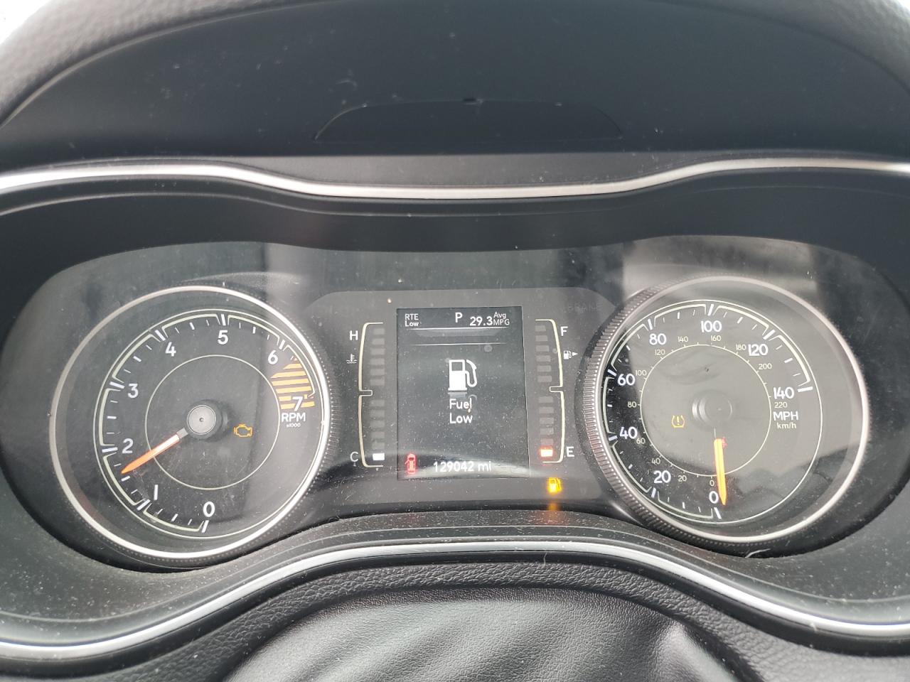 2019 Jeep Cherokee Latitude White vin: 1C4PJLCB4KD266563