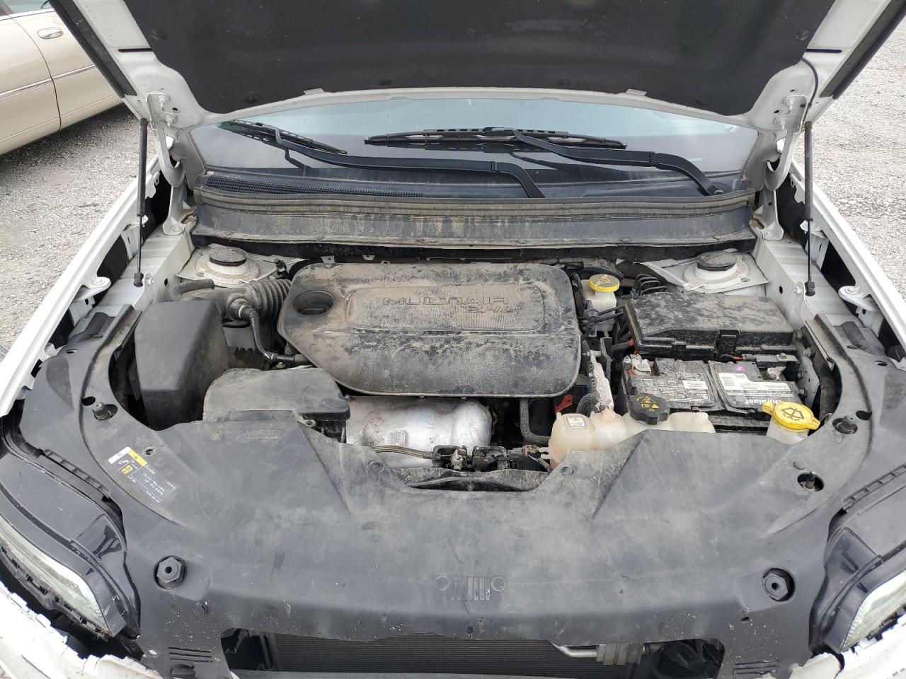 2019 Jeep Cherokee Latitude White vin: 1C4PJLCB4KD266563