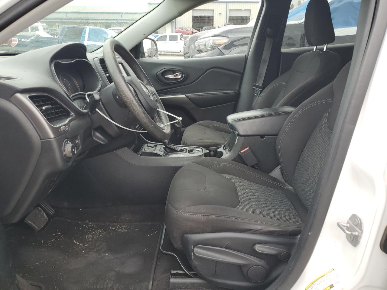 2019 Jeep Cherokee Latitude White vin: 1C4PJLCB4KD266563