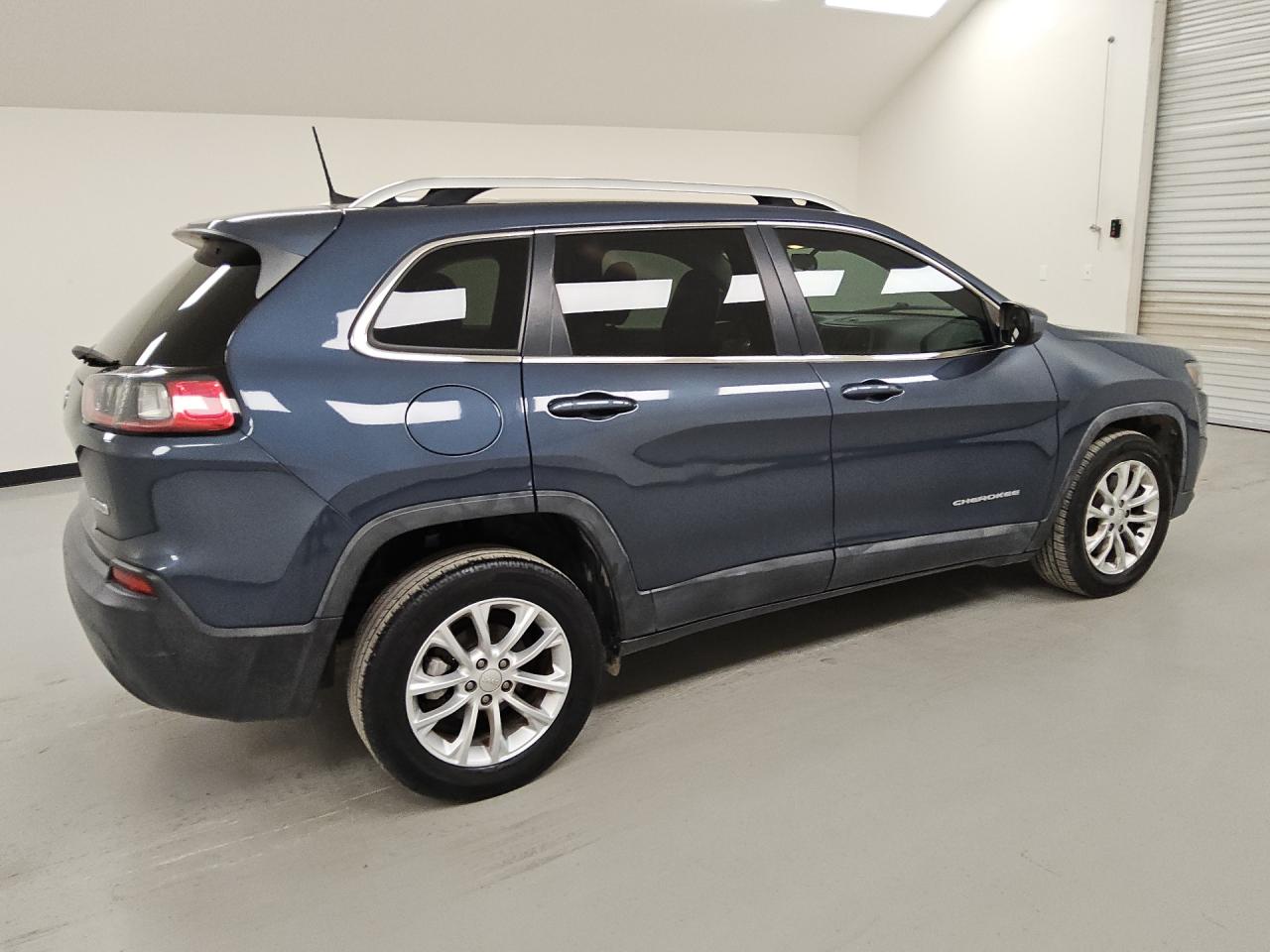 2019 Jeep Cherokee Latitude Blue vin: 1C4PJLCB4KD486429 Damage: Right Rear Tire, Worn, Replacement Required