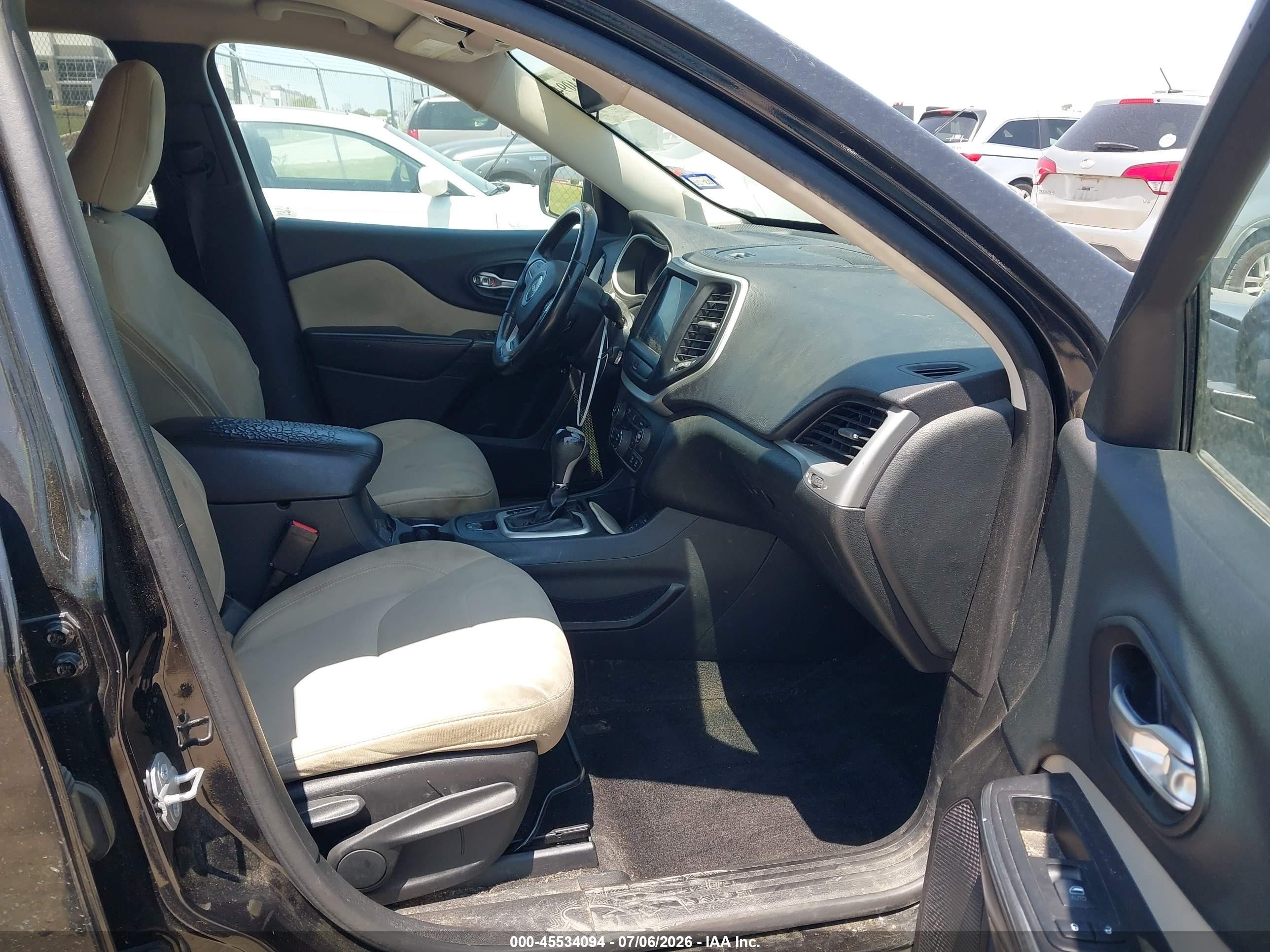 2015 Jeep Cherokee Latitude Black vin: 1C4PJLCB5FW628636