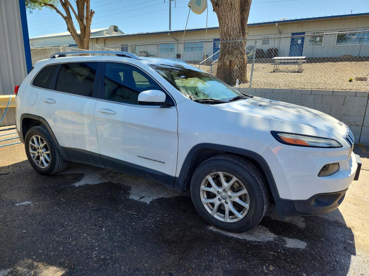 2016 Jeep Cherokee Latitude White vin: 1C4PJLCB5GW304412