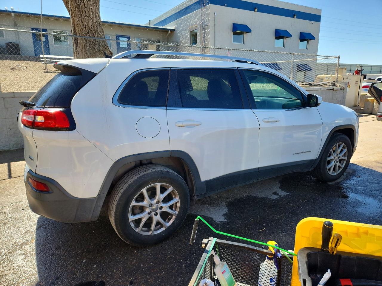 2016 Jeep Cherokee Latitude White vin: 1C4PJLCB5GW304412