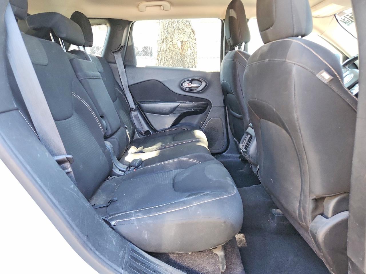 2016 Jeep Cherokee Latitude White vin: 1C4PJLCB5GW304412