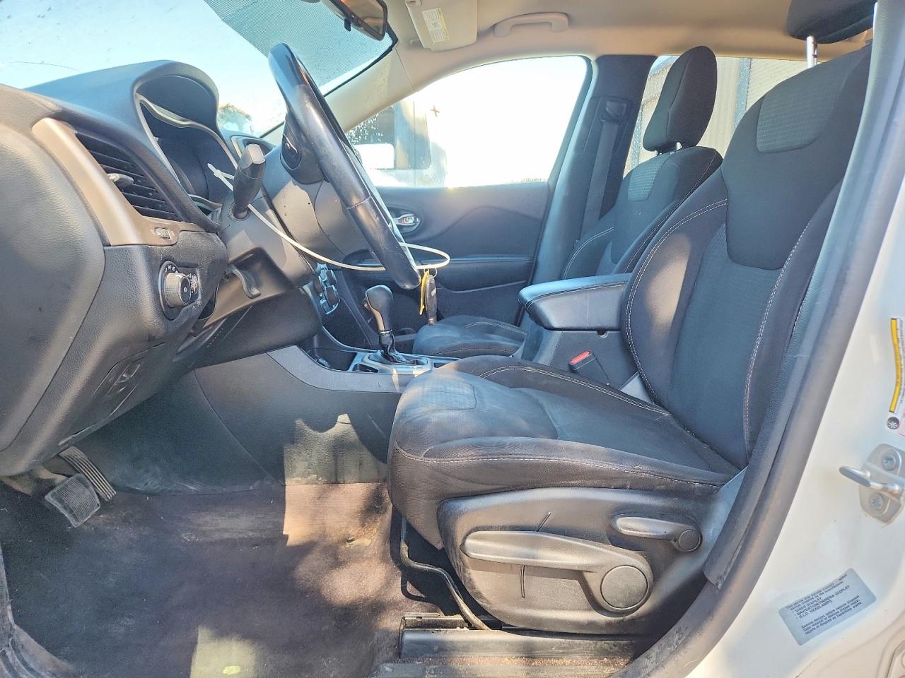 2016 Jeep Cherokee Latitude White vin: 1C4PJLCB5GW304412