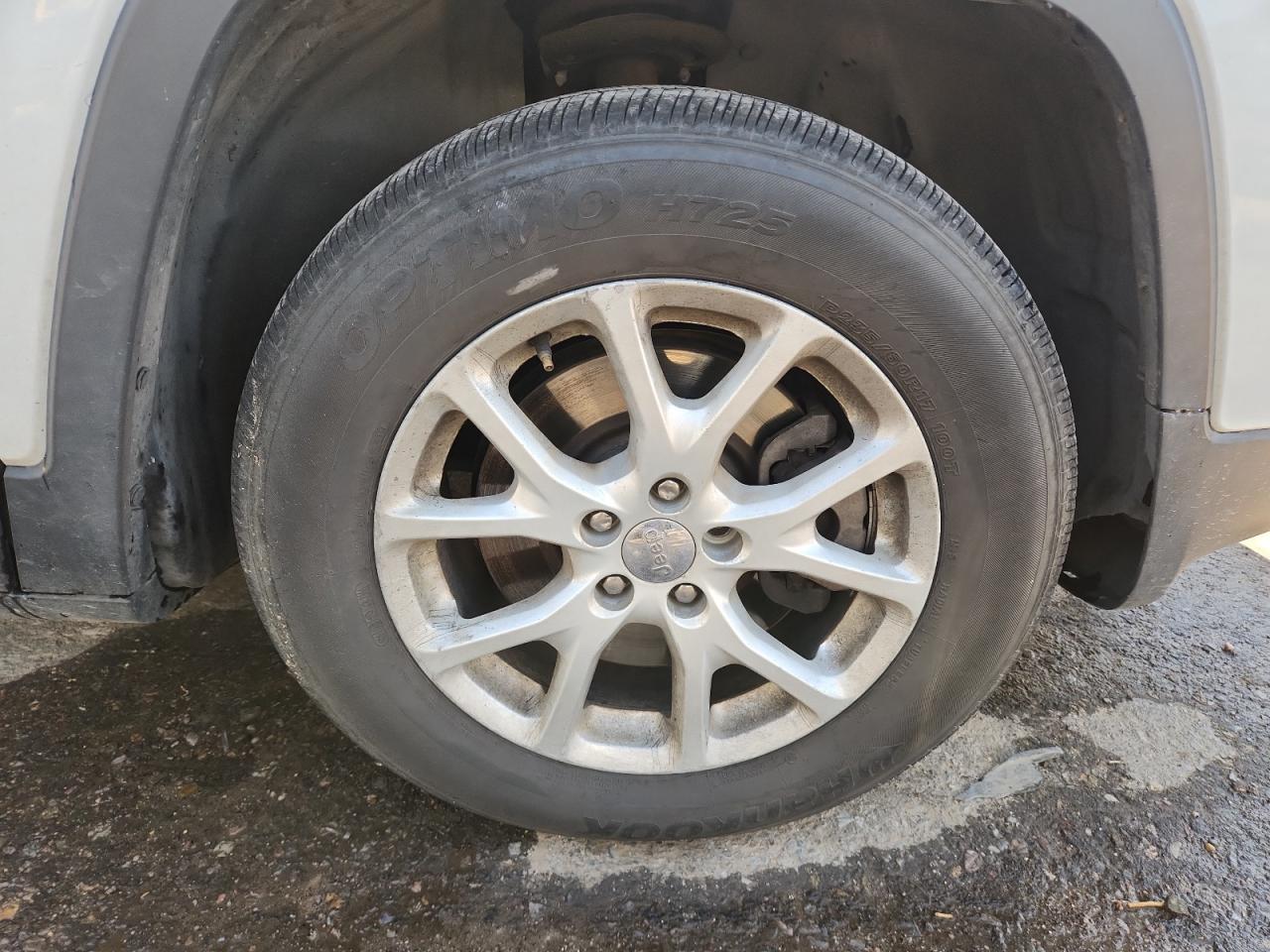 2016 Jeep Cherokee Latitude White vin: 1C4PJLCB5GW304412 Damage: Right Front Wheel, Multiple Scratches Light, 4