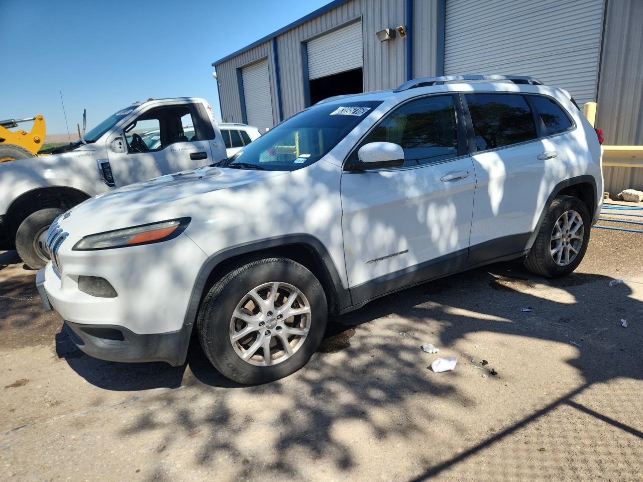 2016 Jeep Cherokee Latitude White vin: 1C4PJLCB5GW304412 Damage: Left Front Door, Chipped, 1