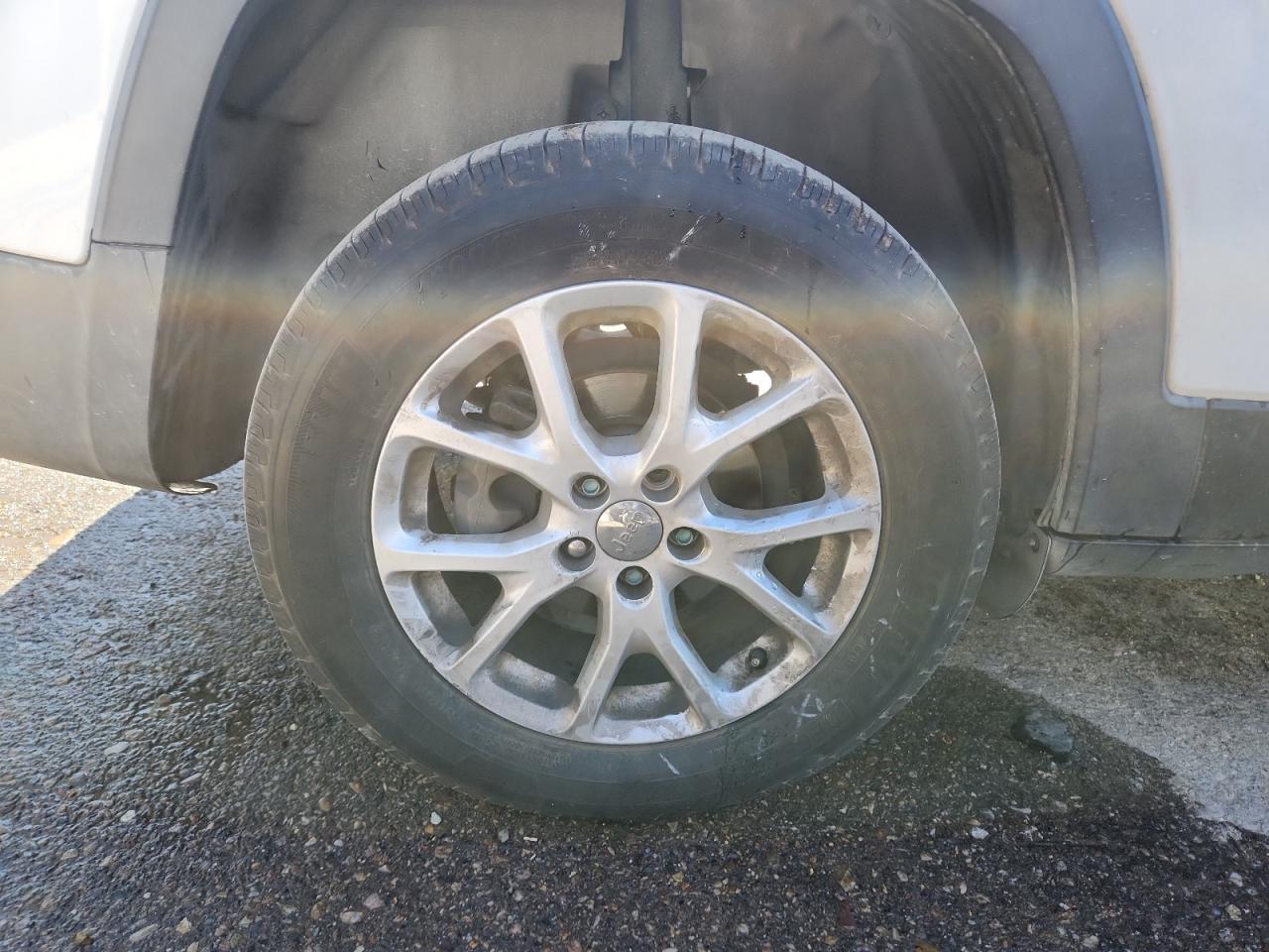 2016 Jeep Cherokee Latitude White vin: 1C4PJLCB5GW304412 Damage: Right Rear Wheel, Multiple Scratches Light, 4