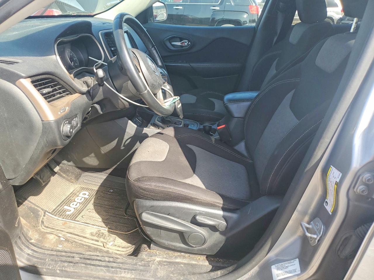2014 Jeep Cherokee Latitude Серебряный vin: 1C4PJLCB6EW158650