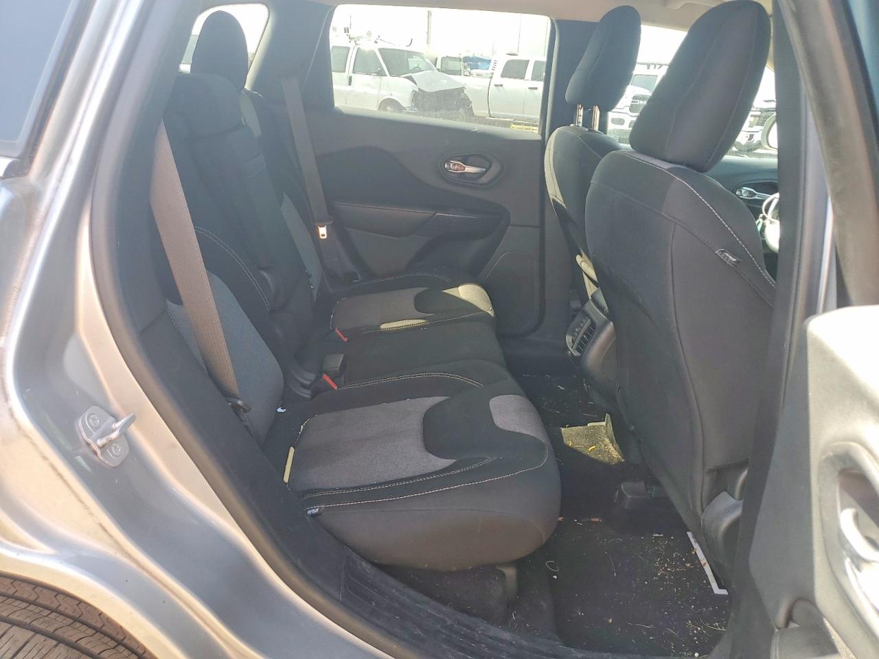 2014 Jeep Cherokee Latitude Серебряный vin: 1C4PJLCB6EW158650