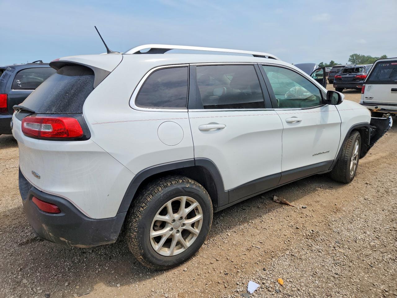 2015 Jeep Cherokee Latitude White vin: 1C4PJLCB6FW643520