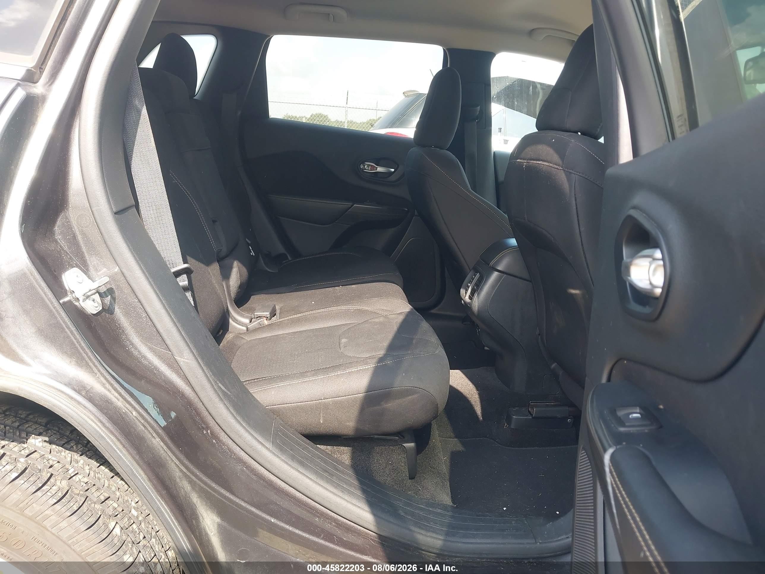 2015 Jeep Cherokee Latitude Gray vin: 1C4PJLCB6FW690496