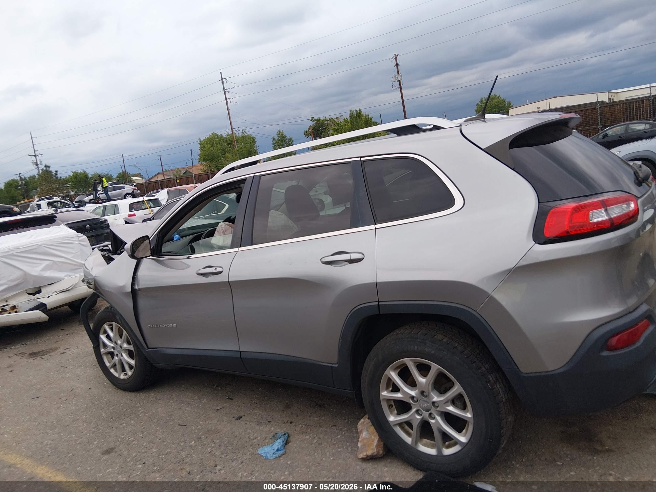 2015 Jeep Cherokee Latitude Silver vin: 1C4PJLCB6FW706843