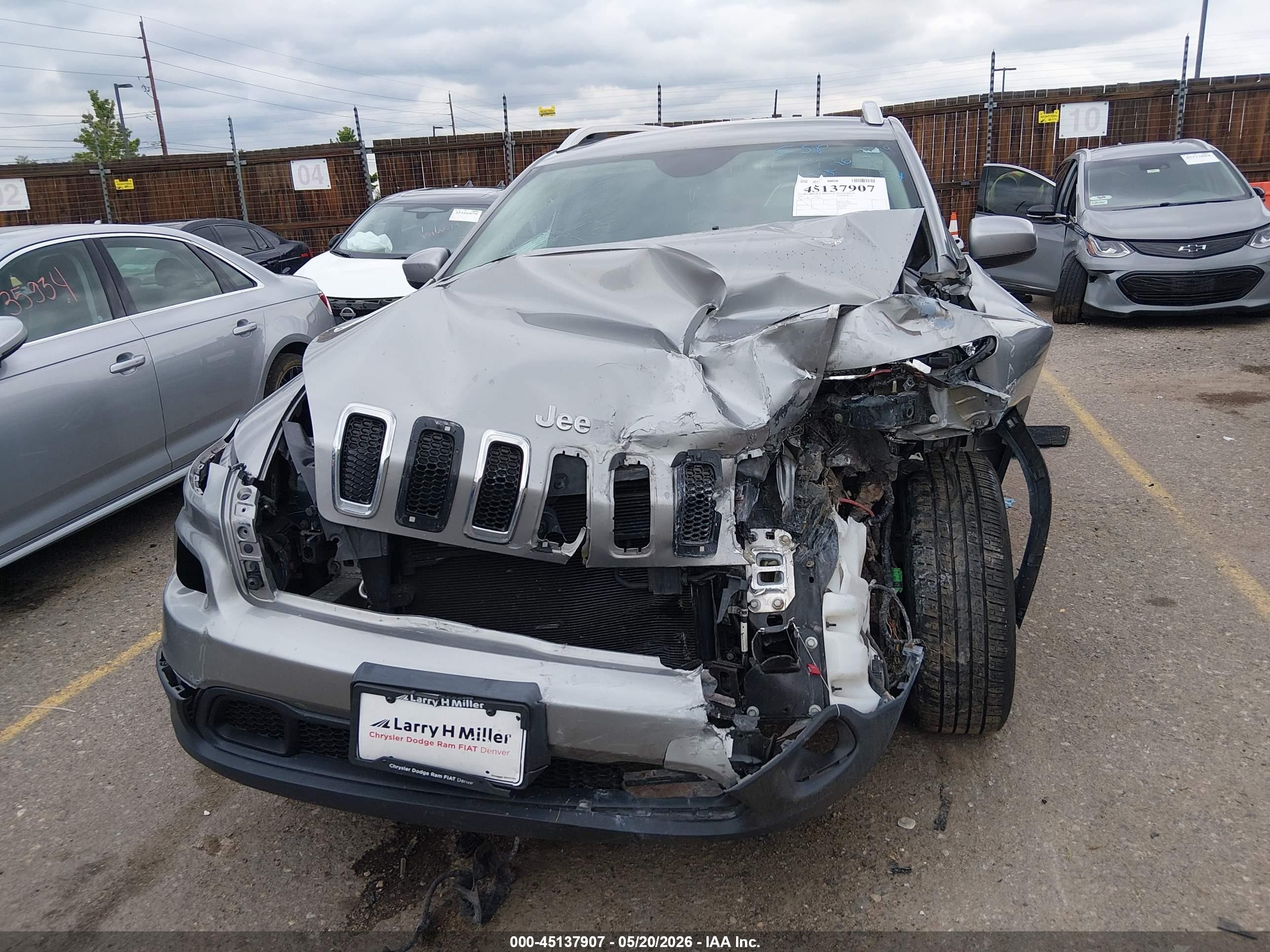 2015 Jeep Cherokee Latitude Silver vin: 1C4PJLCB6FW706843