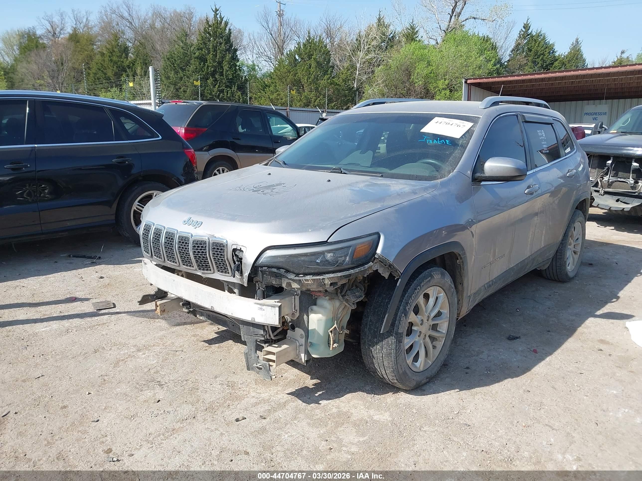 2019 Jeep Cherokee Latitude Fwd Silver vin: 1C4PJLCB6KD171812