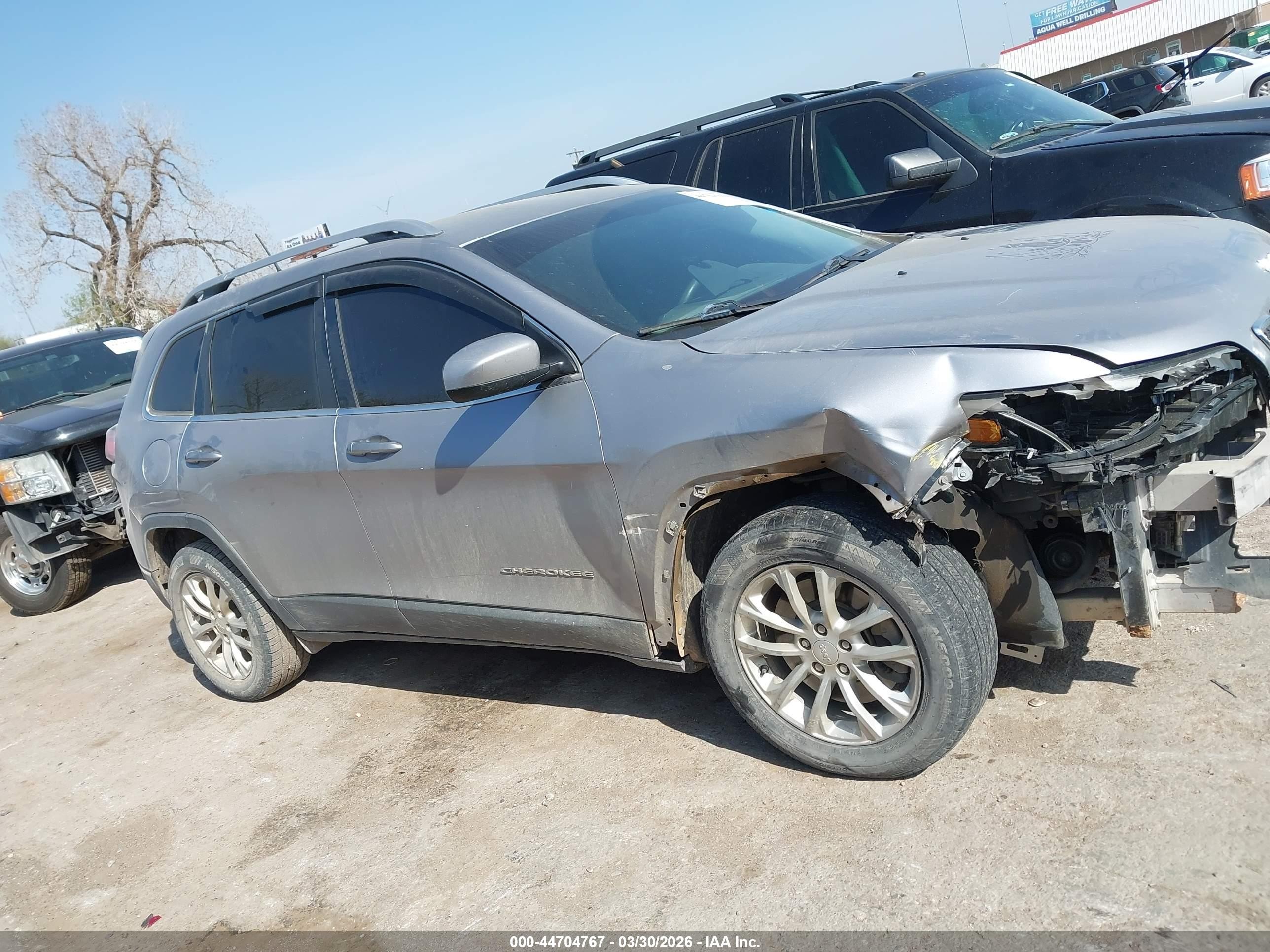 2019 Jeep Cherokee Latitude Fwd Silver vin: 1C4PJLCB6KD171812