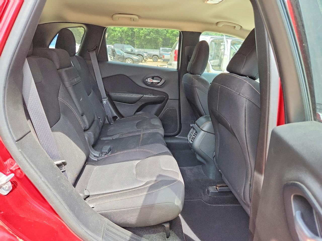 2015 Jeep Cherokee Latitude Red vin: 1C4PJLCB7FW643123