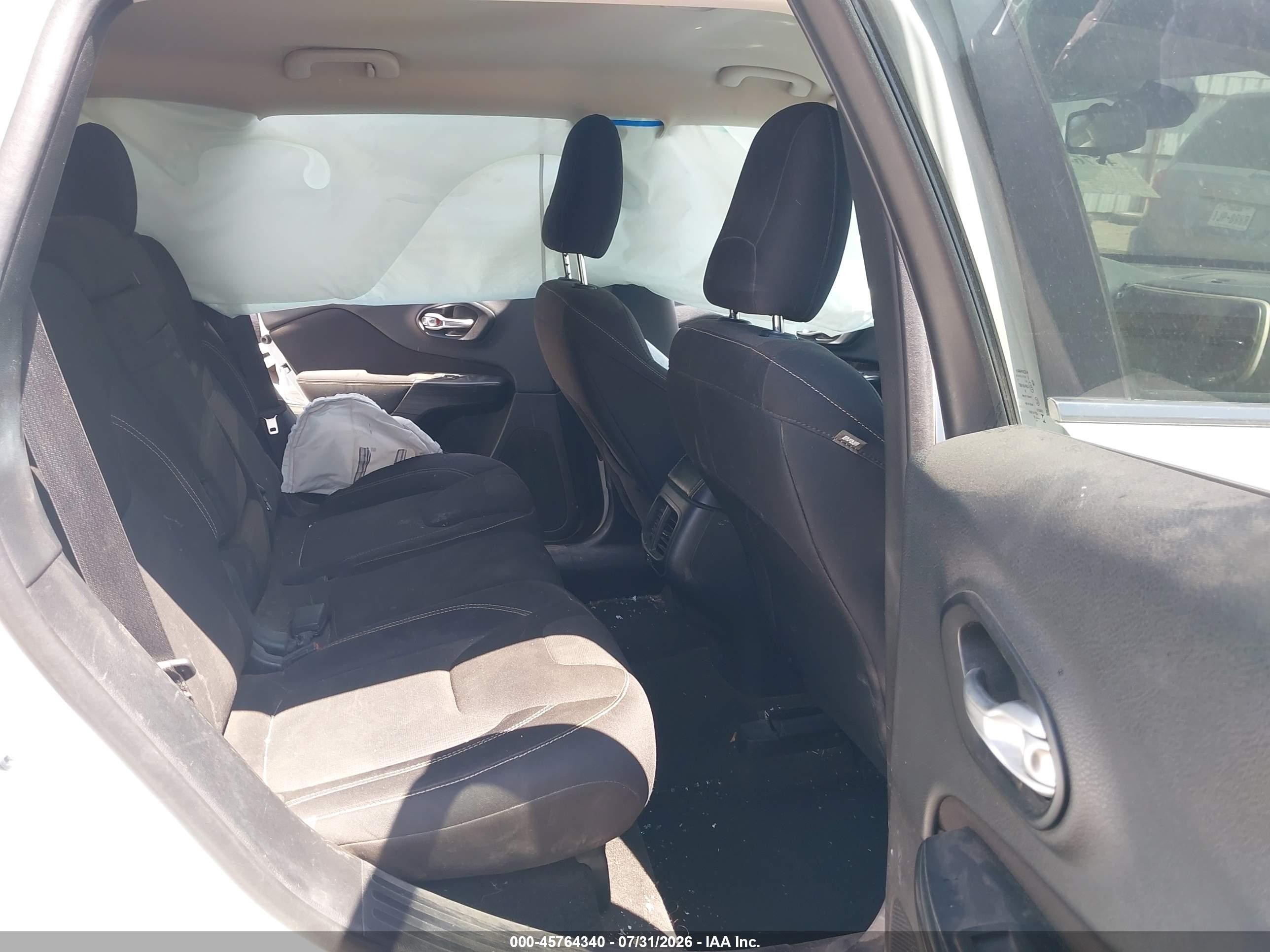 2015 Jeep Cherokee Latitude White vin: 1C4PJLCB7FW690653