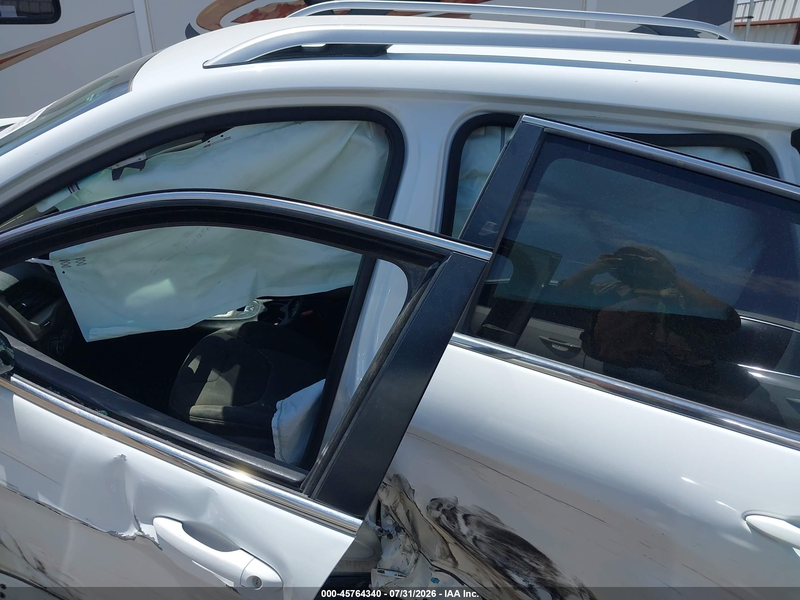 2015 Jeep Cherokee Latitude White vin: 1C4PJLCB7FW690653