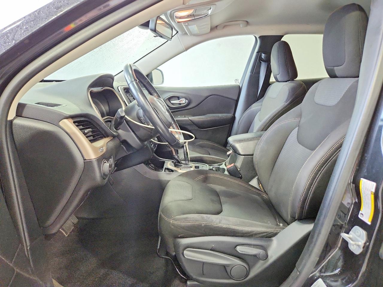2015 Jeep Cherokee Latitude Черный vin: 1C4PJLCB7FW742556