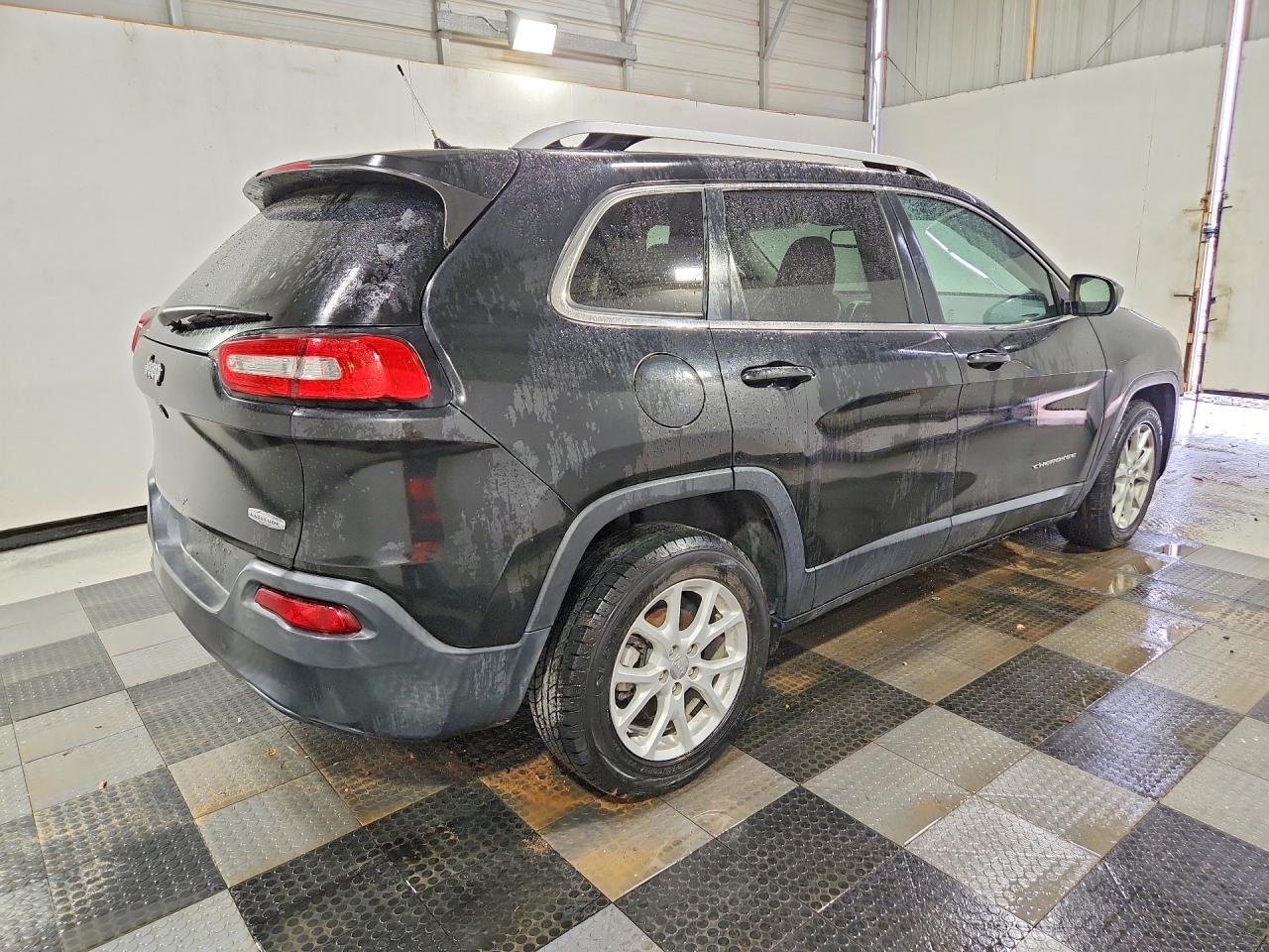2015 Jeep Cherokee Latitude Черный vin: 1C4PJLCB7FW742556