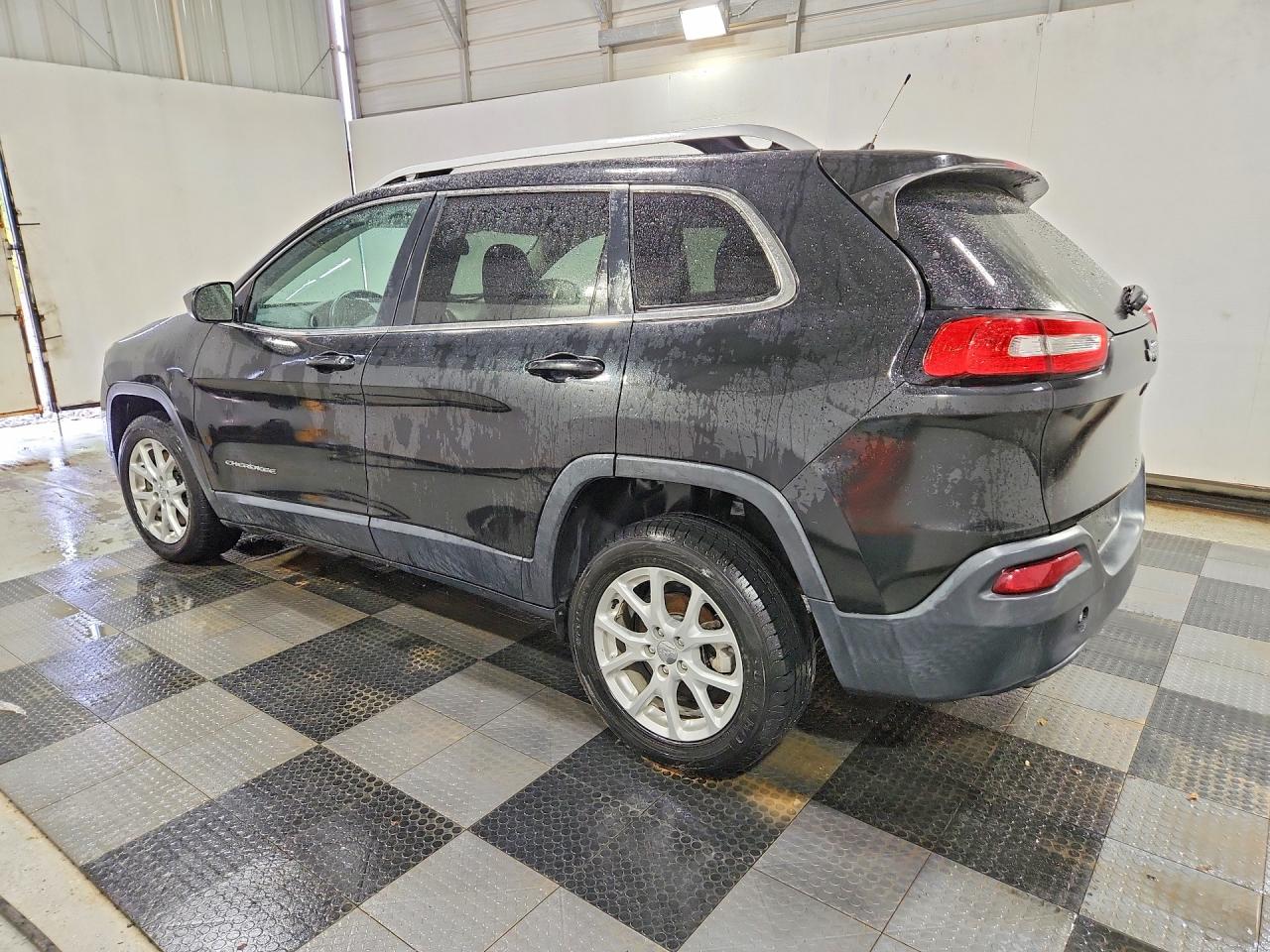 2015 Jeep Cherokee Latitude Черный vin: 1C4PJLCB7FW742556