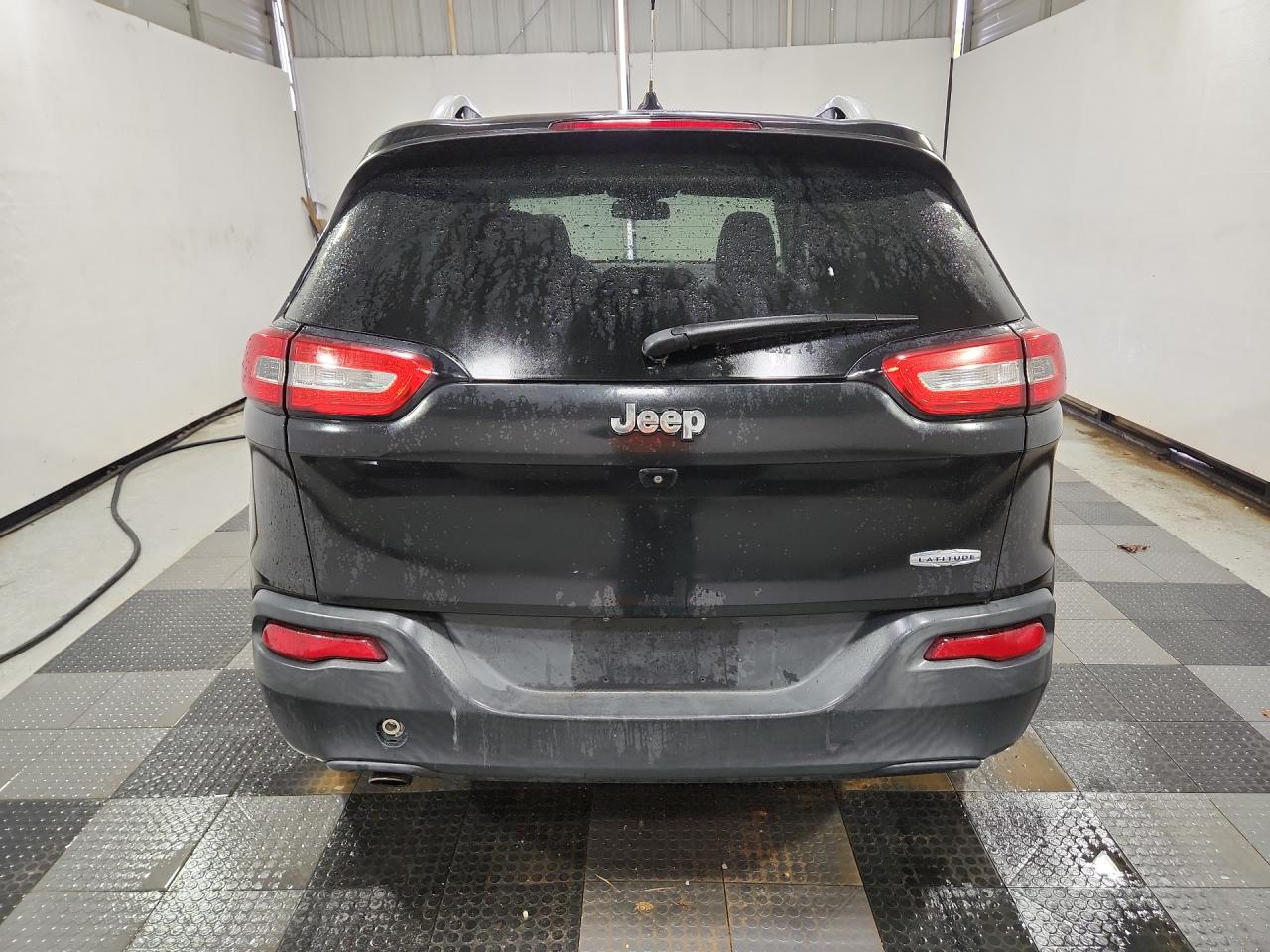 2015 Jeep Cherokee Latitude Черный vin: 1C4PJLCB7FW742556 Damage: Lift Gate, Dent(S) W/ Paint Dmg, 1/8 To 1/2 Inch