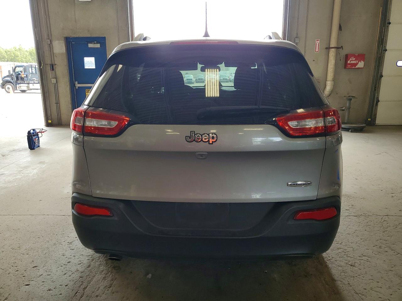 2015 Jeep Cherokee Latitude Silver vin: 1C4PJLCB7FW790705